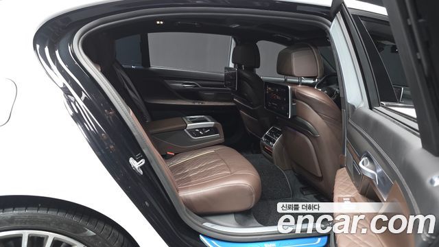 BMW 7-Series 2021 — photo 18