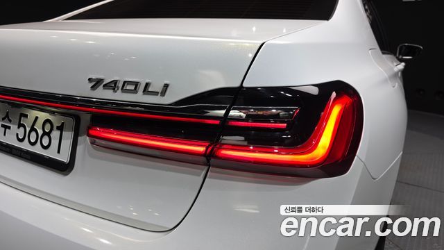 BMW 7-Series 2021 — photo 9