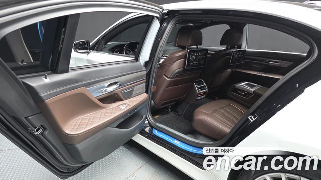 BMW 7-Series 2021 — photo 16