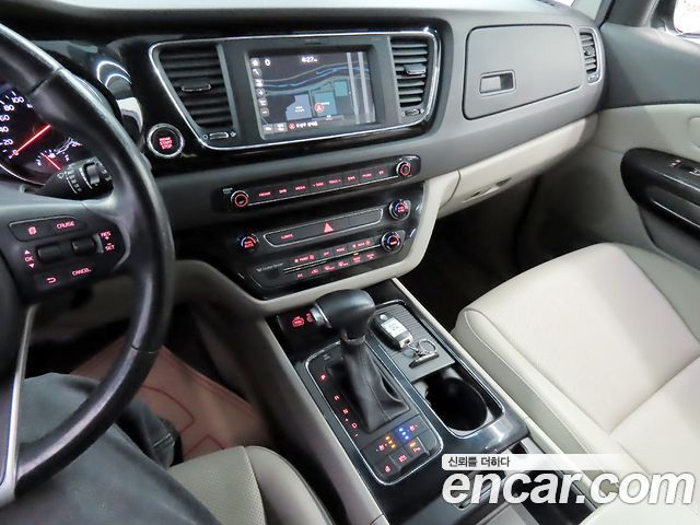 Kia Canival 2017 — photo 16