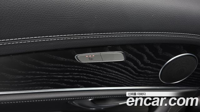 Mercedes-Benz E-Class 2021 — photo 24