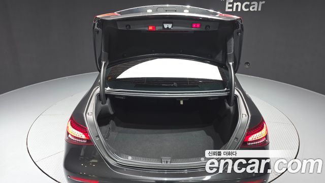 Mercedes-Benz E-Class 2021 — photo 26