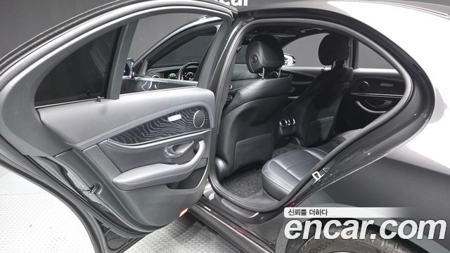 Mercedes-Benz E-Class 2021 — photo 16