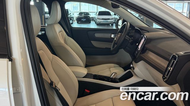 Volvo XC40 2026 — photo 8