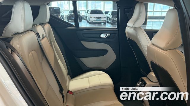 Volvo XC40 2026 — photo 9