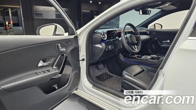Mercedes-Benz A-Class 2019 — photo 10