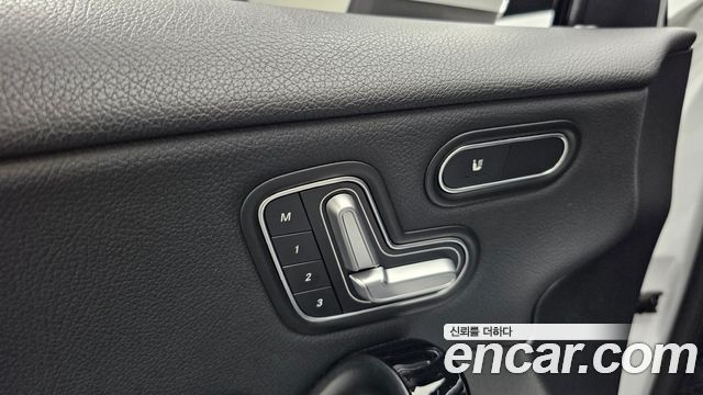 Mercedes-Benz A-Class 2019 — photo 18