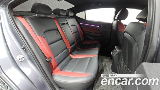 Hyundai AVANTE 2018 — photo 17