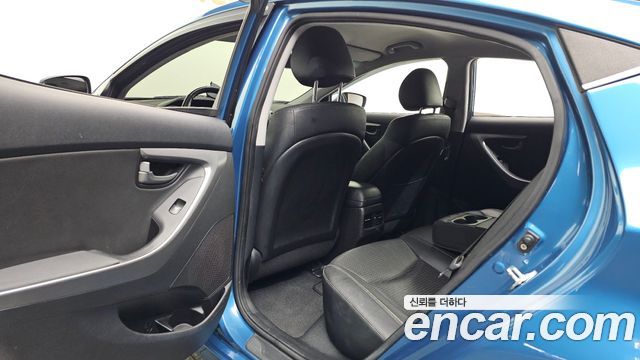 Hyundai AVANTE 2015 — photo 11