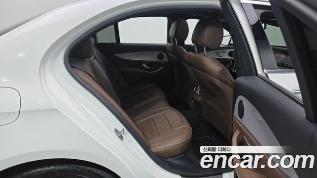 Mercedes-Benz E-Class 2021 — photo 17