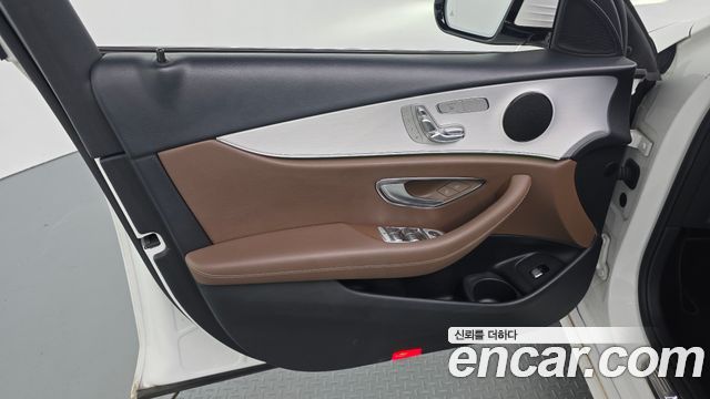 Mercedes-Benz E-Class 2021 — photo 14