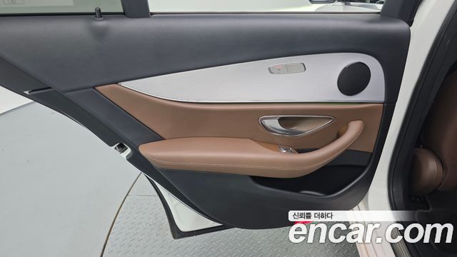 Mercedes-Benz E-Class 2021 — photo 15