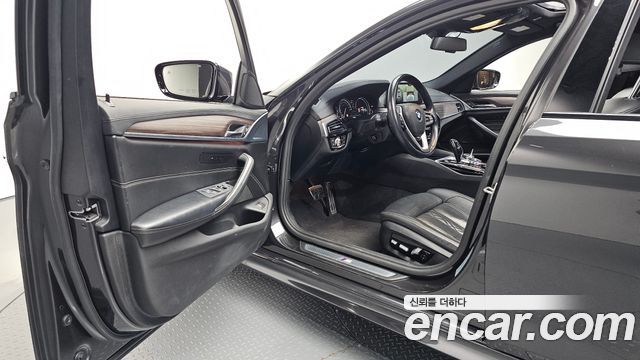 BMW 5-Series 2017 — photo 10