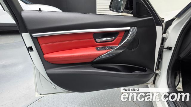 BMW 3-Series 2018 — photo 14