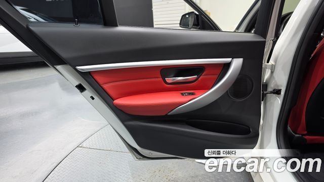 BMW 3-Series 2018 — photo 15