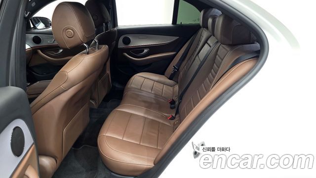 Mercedes-Benz E-Class 2021 — photo 17