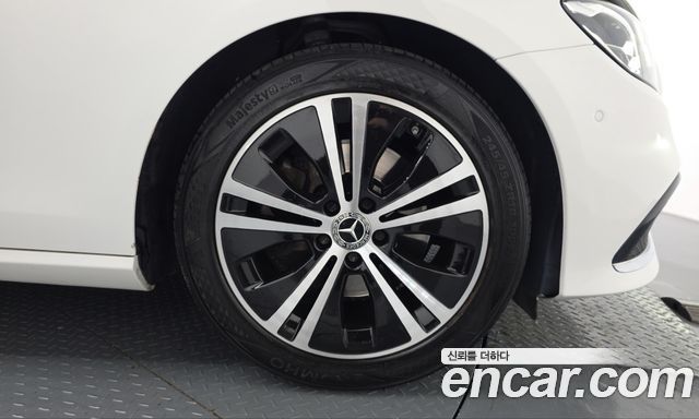 Mercedes-Benz E-Class 2021 — photo 7