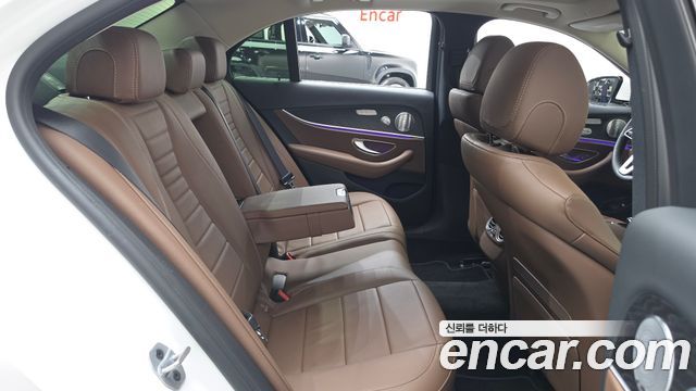 Mercedes-Benz E-Class 2019 — photo 17