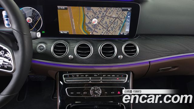 Mercedes-Benz E-Class 2019 — photo 18