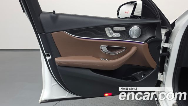 Mercedes-Benz E-Class 2019 — photo 14