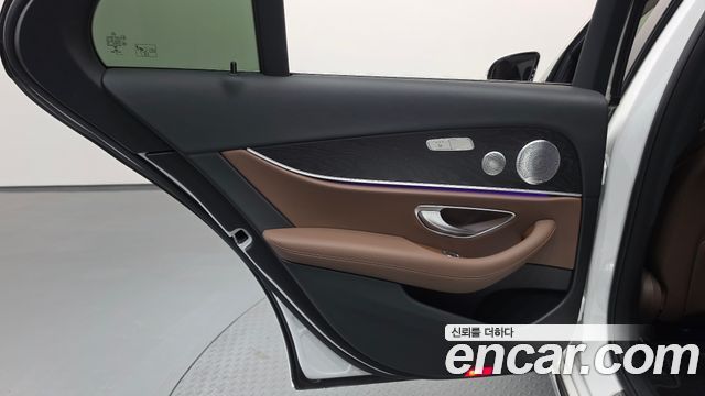 Mercedes-Benz E-Class 2019 — photo 15