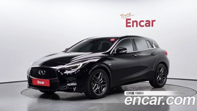 Infiniti Q30 2017 — photo 1