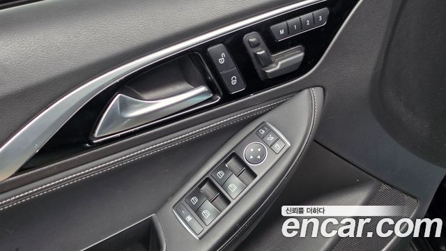 Infiniti Q30 2017 — photo 19