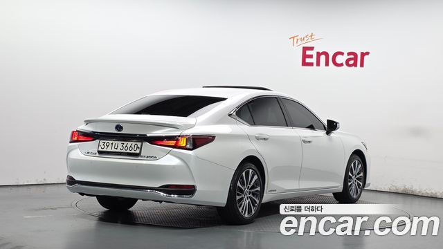 Lexus ES 2021 — photo 2