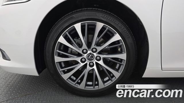 Lexus ES 2021 — photo 5