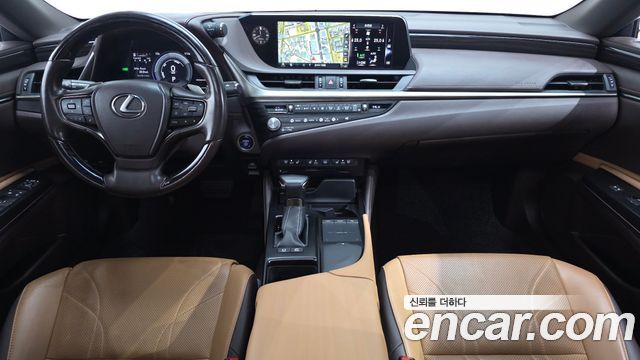 Lexus ES 2021 — photo 10
