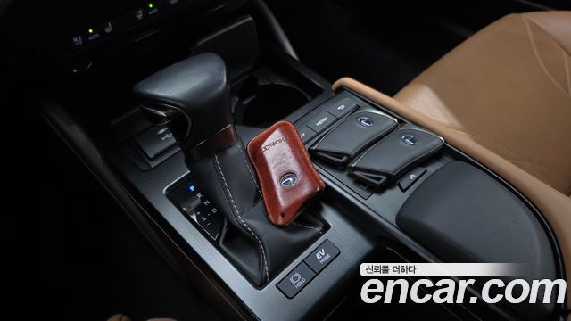 Lexus ES 2021 — photo 12