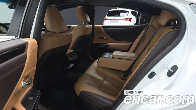 Lexus ES 2021 — photo 17