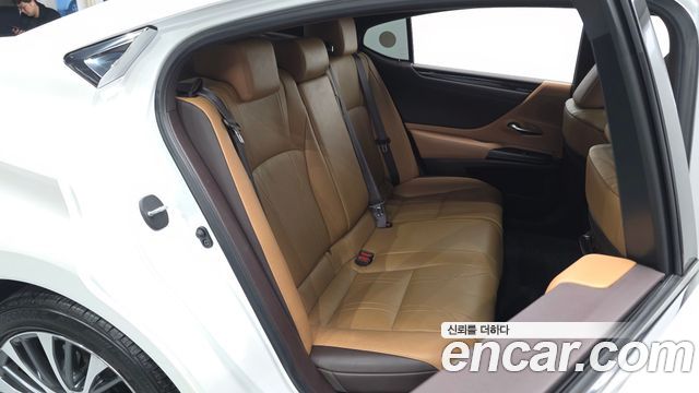 Lexus ES 2021 — photo 18