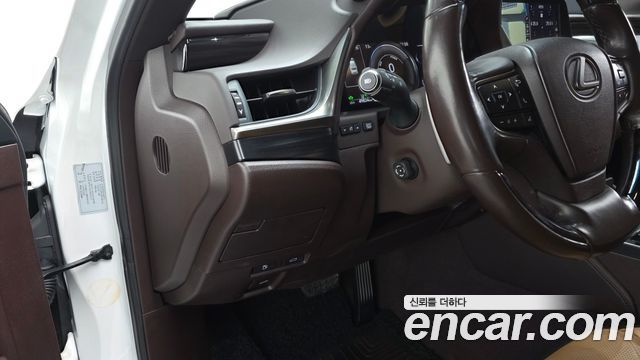 Lexus ES 2021 — photo 19