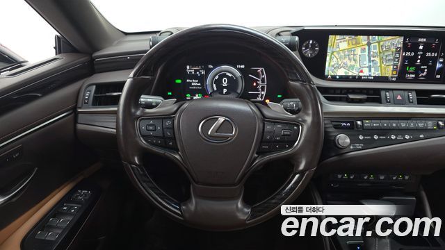 Lexus ES 2021 — photo 20