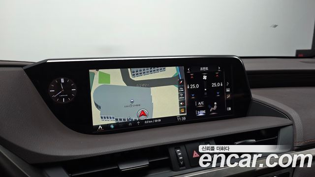 Lexus ES 2021 — photo 21