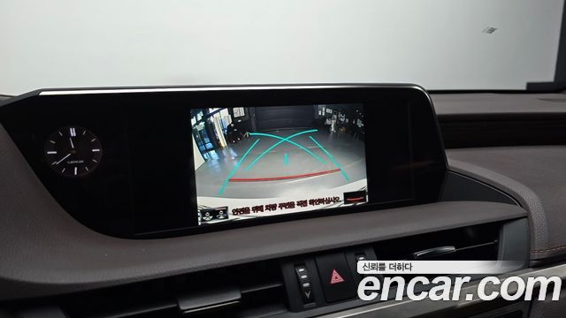Lexus ES 2021 — photo 22