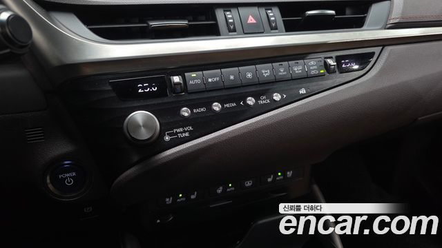 Lexus ES 2021 — photo 23