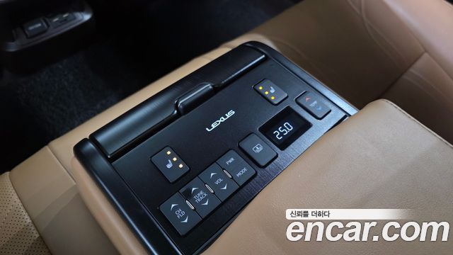 Lexus ES 2021 — photo 25