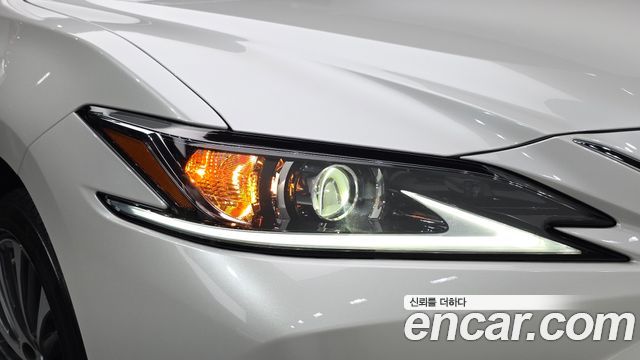 Lexus ES 2021 — photo 8