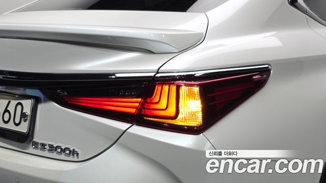 Lexus ES 2021 — photo 9