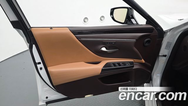 Lexus ES 2021 — photo 14