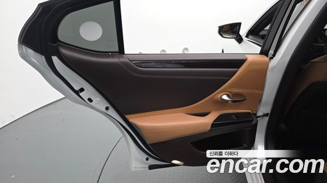 Lexus ES 2021 — photo 15