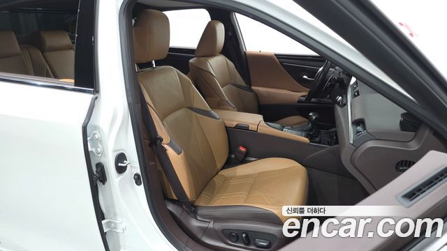 Lexus ES 2021 — photo 16
