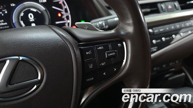 Lexus ES 2021 — photo 30