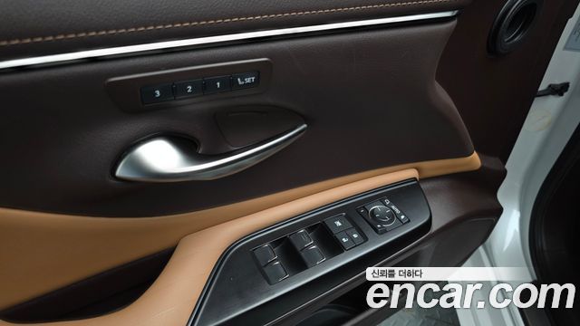 Lexus ES 2021 — photo 31