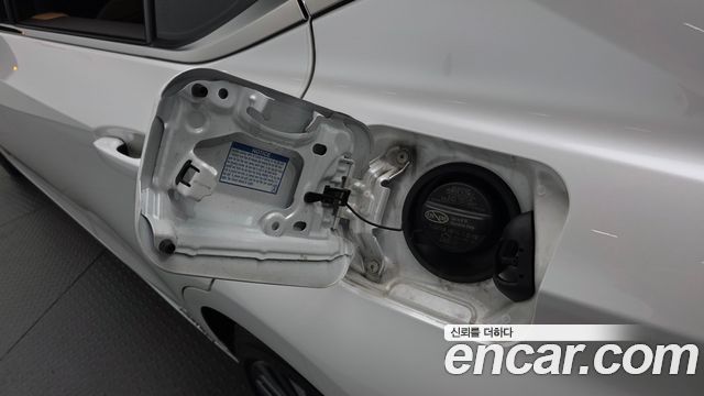 Lexus ES 2021 — photo 36