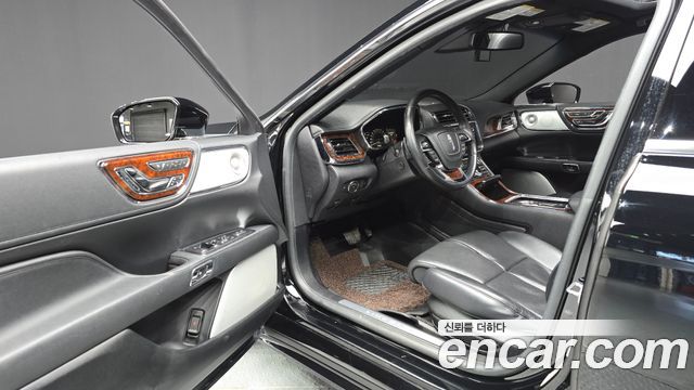 Lincoln Continental 2018 — photo 13
