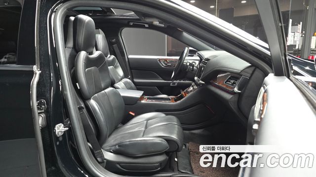 Lincoln Continental 2018 — photo 17