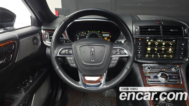 Lincoln Continental 2018 — photo 19